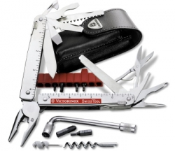 Každý správný muž musí mít multifunkční nářadí Victorinox Swiss Tool 